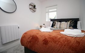 Spacious 2 Bedroom Apartment With Free Parking
